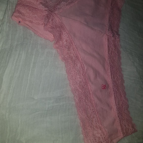 Victoria Secret - Picture 2 of 4